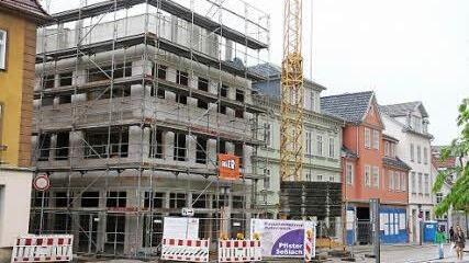 Die Häuserzeile am Albertsplatz: Albertsplatz 4 ist noch im Bau, Zinkenwehr 1, Albertsplatz 2 und 3 präsentieren sich schon saniert.