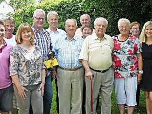 Seinen 85. Geburtstag feierte Ludwig Sesselmann aus Presseck. Unser Bild zeigt ihn im Kreis der Gratulanten, darunter 2. Bürgermeister Stefan Sigmund (mit Geschenk). Foto: Klaus-Peter Wulf