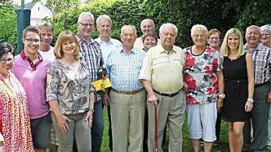 Seinen 85. Geburtstag feierte Ludwig Sesselmann aus Presseck. Unser Bild zeigt ihn im Kreis der Gratulanten, darunter 2. Bürgermeister Stefan Sigmund (mit Geschenk). Foto: Klaus-Peter Wulf