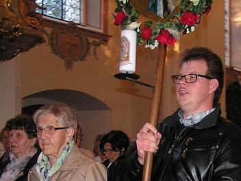 Maria Fischer(l.) wird bei der Wallfahrt inzwischen auch schon von ihrem mit Enkel Florian begleitet, der das Wallfahrtsbild trägt. Fotos: Heidi Amon