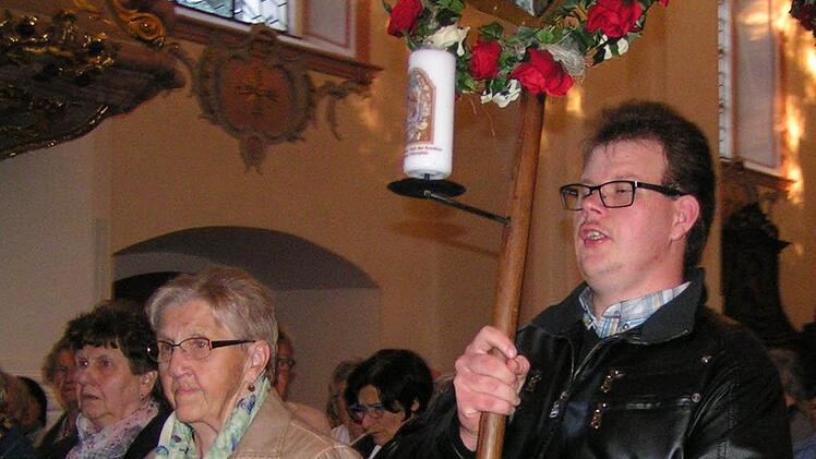 Maria Fischer(l.) wird bei der Wallfahrt inzwischen auch schon von ihrem mit Enkel Florian begleitet, der das Wallfahrtsbild trägt. Fotos: Heidi Amon