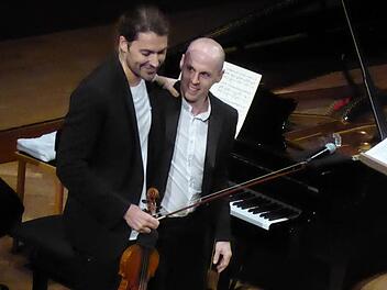 David Garrett und sein Klavierpartner Julien Quentin mussten sich dank des Programms oft verbeugen. Foto: Ahnert