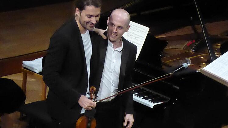 David Garrett und sein Klavierpartner Julien Quentin mussten sich dank des Programms oft verbeugen. Foto: Ahnert