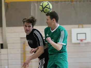 Ein "Adidas"-Duell zwischen "das adi" (li.) und "INA 80". Überraschend setzte sich INA im Halbfinale mit 1:0 durch. Der Sieger des Turniers trug allerdings Puma. Fotos: Matthias Hofmann