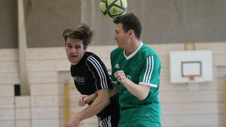 Ein "Adidas"-Duell zwischen "das adi" (li.) und "INA 80". Überraschend setzte sich INA im Halbfinale mit 1:0 durch. Der Sieger des Turniers trug allerdings Puma. Fotos: Matthias Hofmann