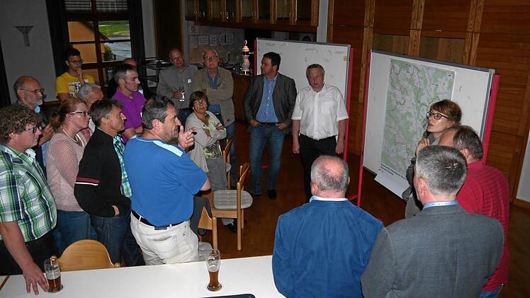 Engagiert wird das Ergebnis zum Thema Radwegenetz in der Baunachregion von den Teilnehmern mehrerer Arbeitsgruppen diskutiert.