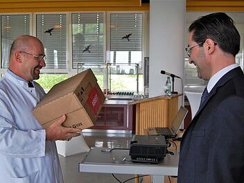 Der ärztliche Direktor Dr. Bernd Seese (links) überreicht seinem neuen Thorax-Chefarzt Dr. Bora Kosan ein Paket voller Arbeit. Sigismund von Dobschütz