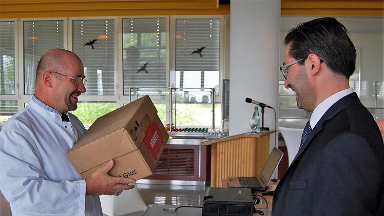 Der ärztliche Direktor Dr. Bernd Seese (links) überreicht seinem neuen Thorax-Chefarzt Dr. Bora Kosan ein Paket voller Arbeit. Sigismund von Dobschütz