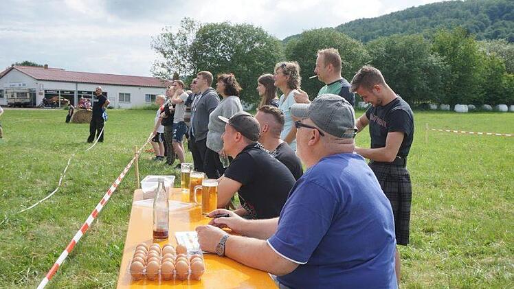 Highlandgames in Langenleiten. Dabei mussten auch Eier geworfen werden  und die sollten möglichst unversehrt gefangen werden. Foto: Marion Eckert