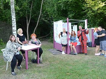 Mächtig was geboten war am Samstag bei der  Freilicht-Aufführung des Lustspiels "Ein Bett für Drei" am ehemaligen Bergwerksgelände St. Katharina-Zeche  in Stockheim. Im Bild   von links die Schauspieler   Elke Neder, Regina Schubert, Elfriede Stey, Claudia Horn, Ilka Feuerpfeil, Alexander Ludwig, Claudia Rauch und Michael Hohenadel. Foto: Karl-Heinz Hofmann