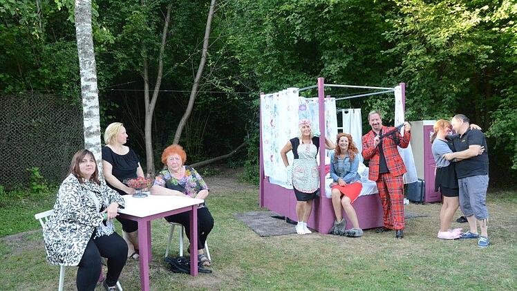 Mächtig was geboten war am Samstag bei der  Freilicht-Aufführung des Lustspiels "Ein Bett für Drei" am ehemaligen Bergwerksgelände St. Katharina-Zeche  in Stockheim. Im Bild   von links die Schauspieler   Elke Neder, Regina Schubert, Elfriede Stey, Claudia Horn, Ilka Feuerpfeil, Alexander Ludwig, Claudia Rauch und Michael Hohenadel. Foto: Karl-Heinz Hofmann