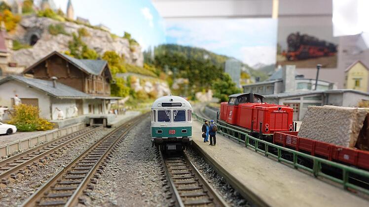 Fünf Jahre lang hat Peter Fischer an seiner N-Spur-Anlage gearbeitet. Jetzt ist sie ein phänomenales Schmuckstück.  Foto: Claus Dick