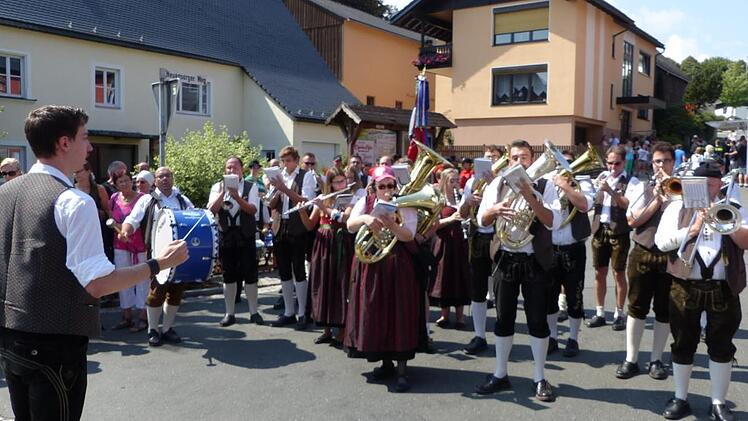 Der Musikverein Marktleugast gab ein Standkonzert. Foto: Klaus-Peter Wulf