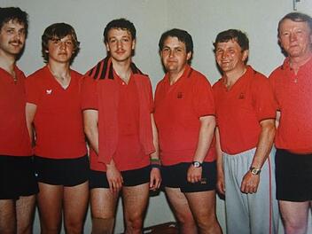 Unser Archivbild zeigt die 1. Mannschaft des FC 46 Großwenkheim nach ihrem erfolgreichen Entscheidungsspiel gegen die SpVgg Haard in Aschach im Mai 1984 mit (von links) Alois Ziegler, Günther Geßner, Harald Schlembach, Anton Then, Urban Geßner und Josef Geßner. Günther Geßner und Harald Schlembach spielen noch heute in der 1. Mannschaft.           Foto: Anton Then