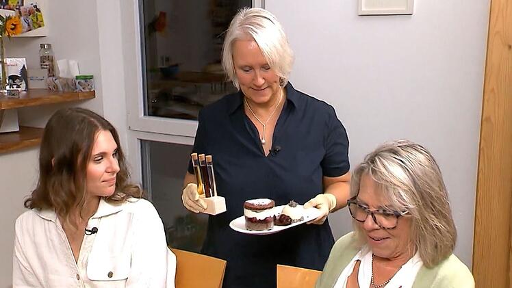 Schwarzwälder Kirschtörtchen mit dreierlei Schnaps aus Reagenzgläsern: Was sagt das über Anjas "Lebensweg"?