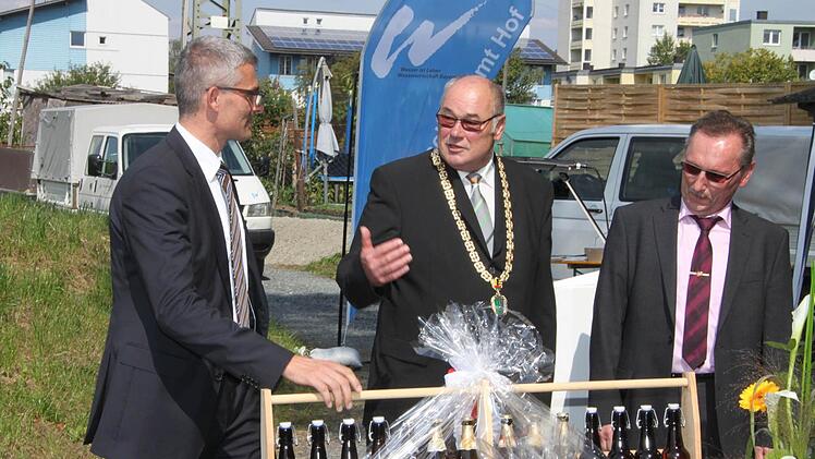 Ein "flüssiges" Geschenk für die Mitarbeiter des Wasserwirtschaftsamts bekam dessen Leiter Benno Strehler (links) von Bürgermeister Dieter Adam. Mit im Bild erwaltungsleiter Ottokar Reß.