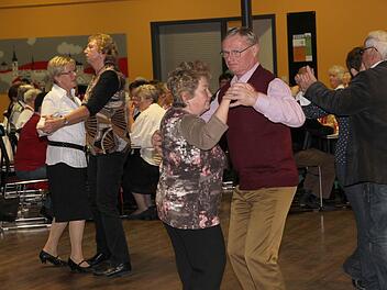 Die Senioren beim "Kathreinstanz" in Eggolsheim Fotos: Erlwein