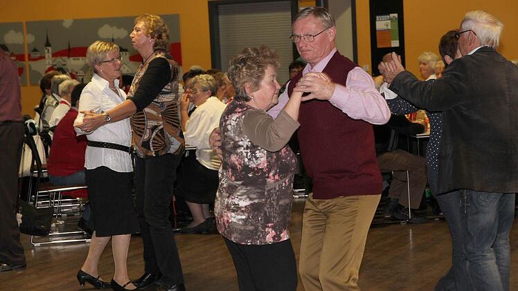 Die Senioren beim "Kathreinstanz" in Eggolsheim Fotos: Erlwein