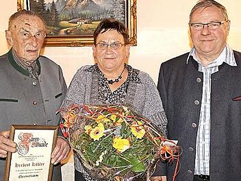 Der VdK-Ortsverband in Neunkirchen hat Herbert Köhler (links) zum Ehrenmitglied ernannt und Zita Hemmer als 400. Mitglied ausgezeichnet. MIt im Bild Vorsitzender Werner Wohlfahrt. Foto: fra-press