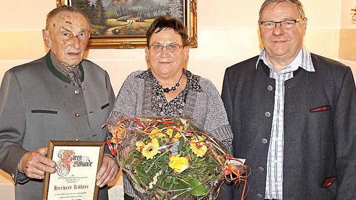 Der VdK-Ortsverband in Neunkirchen hat Herbert Köhler (links) zum Ehrenmitglied ernannt und Zita Hemmer als 400. Mitglied ausgezeichnet. MIt im Bild Vorsitzender Werner Wohlfahrt. Foto: fra-press