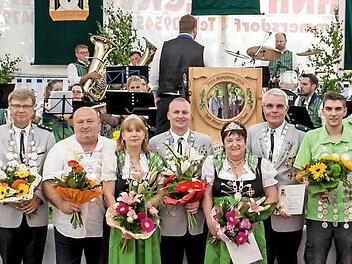 Die Königsfamilie im Bild von links: Michael Trunk (Oberschützenmeister), Sigrid Reinfelder (Bürgermeisterin), Martin Stapf (KK-Vizekönig), Werner Malter (KK-König, KK-Pistolen-König), Sabine Trunk (Schützenkönigin), Mattias Pflaum (Schützenkönig, Schwarzschusskaiser, Vize-KK-Pistolenkönig), Edith Wolf (Seniorenkönigin), Eberhard Krause (Seniorenkönig), Tobias Klehr (Jugendkaiser), Marco Haderlein (Vize-Jugendkönig), Tanja Pflaum (Vize-Schützenkönigin, Vize-Schwarzschusskönigin), Peter Künze...