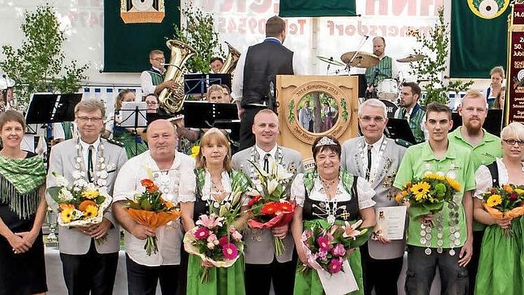 Die Königsfamilie im Bild von links: Michael Trunk (Oberschützenmeister), Sigrid Reinfelder (Bürgermeisterin), Martin Stapf (KK-Vizekönig), Werner Malter (KK-König, KK-Pistolen-König), Sabine Trunk (Schützenkönigin), Mattias Pflaum (Schützenkönig, Schwarzschusskaiser, Vize-KK-Pistolenkönig), Edith Wolf (Seniorenkönigin), Eberhard Krause (Seniorenkönig), Tobias Klehr (Jugendkaiser), Marco Haderlein (Vize-Jugendkönig), Tanja Pflaum (Vize-Schützenkönigin, Vize-Schwarzschusskönigin), Peter Künze...