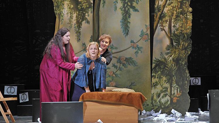 Szene aus Bellinis "Norma" am Landestheater Coburg.Foto: Andrea Kremper