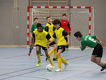 Für durchweg gute Unterhaltung sorgte der Nachwuchs beim Dreikönigs-Turnier des SV Römershag. Unser Bild zeigt eine Szene aus dem U-15-Wettbewerb mit Akteuren des Ausrichters (in gelb) und vom SV Garitz. Foto: Sebastian Schmitt
