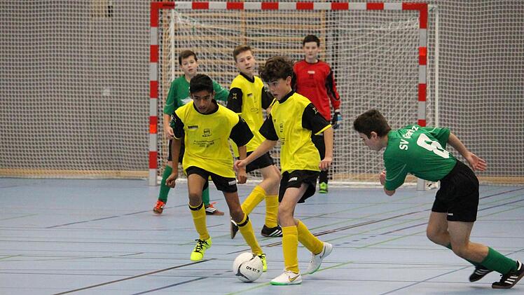Für durchweg gute Unterhaltung sorgte der Nachwuchs beim Dreikönigs-Turnier des SV Römershag. Unser Bild zeigt eine Szene aus dem U-15-Wettbewerb mit Akteuren des Ausrichters (in gelb) und vom SV Garitz. Foto: Sebastian Schmitt