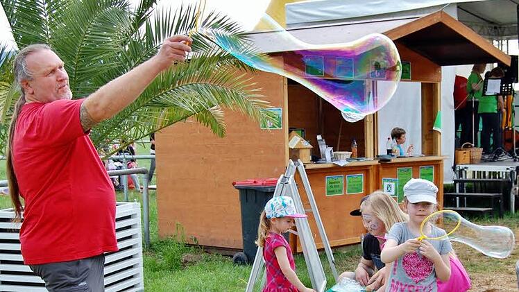 Riesenseifenblasen bei der Zelttheaterwoche 2016. Foto: Sigismund von Dobschütz