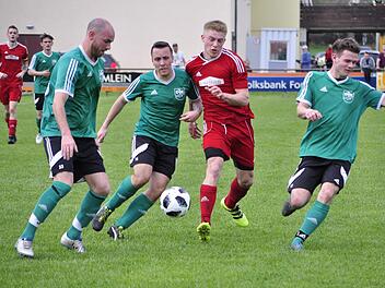 Dreikampf um den Ball: Dominic Welsh (li.) klärt vor seinem Teamkollegen Julian Kupfer. Auch Buckenhofens Jonathan Demmeler kommt zu spät.  Foto: Alexander Zmenda
