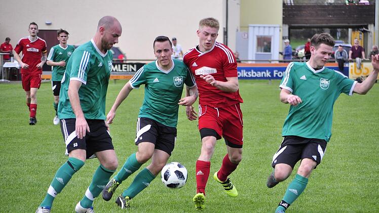 Dreikampf um den Ball: Dominic Welsh (li.) klärt vor seinem Teamkollegen Julian Kupfer. Auch Buckenhofens Jonathan Demmeler kommt zu spät.  Foto: Alexander Zmenda