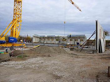 Am neuen Feuerwehrhaus werden bereits die Außenwände montiert.    Foto: Richard Sänger