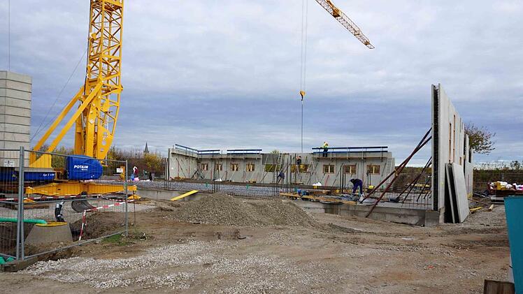 Am neuen Feuerwehrhaus werden bereits die Außenwände montiert.    Foto: Richard Sänger
