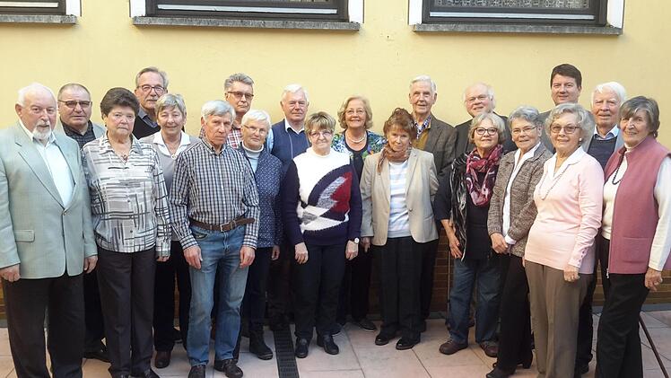 Langjährige Mitglieder zeichnete der Landtagsabgeordnete Sandro Kirchner (hintere Reihe, 2. von rechts) mit einer Urkunde aus. Bei dieser Gelegenheit würdigte er das Engagement im Ehrenamt. Foto: Rolf Pralle