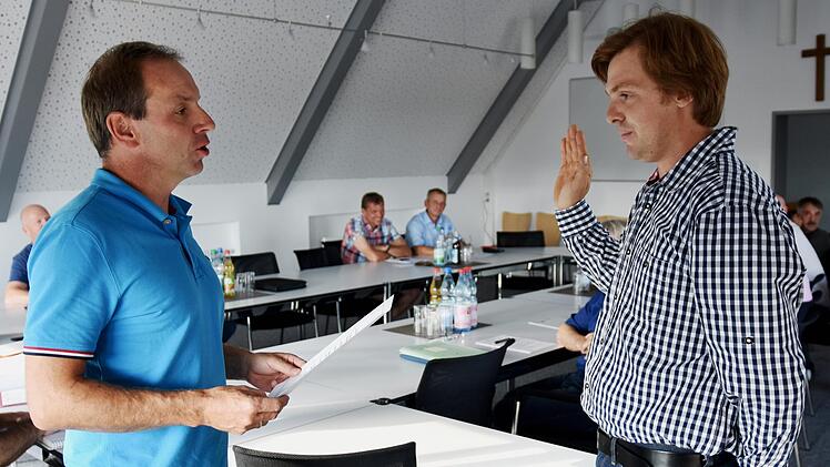 Bürgermeister Matthias Schneider (im Bild, links) vereidigte Anton Brand aus Obertheres in der jüngsten Sitzung des Gemeinderats als neuen Feldgeschworenen.