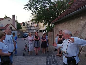 Rainer Kirch ist seit vielen Jahren der Münnerstädter Nachtwächter. Bei einem Rundgang erzählte er Pfarrgemeinderäten und Kirchenverwaltungsmitgliedern in launigen Worten von der Stadt- und Kirchengeschichte.Heike Beudert