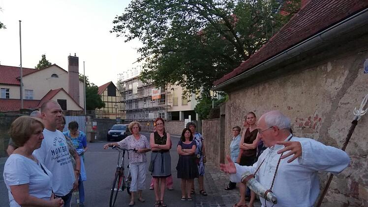Rainer Kirch ist seit vielen Jahren der Münnerstädter Nachtwächter. Bei einem Rundgang erzählte er Pfarrgemeinderäten und Kirchenverwaltungsmitgliedern in launigen Worten von der Stadt- und Kirchengeschichte.Heike Beudert