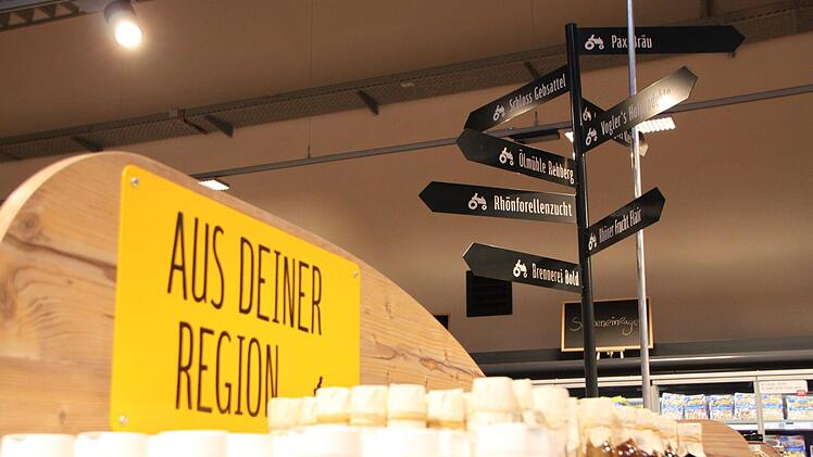 Im Rewe gibt es ein Regal mit regionalen Lebensmitteln - im Edeka auch, aber deutlich kleiner. Foto: Ulrike Müller