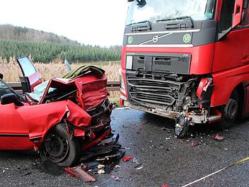 Der Audi wurde beim Aufprall auf die Zugmaschine völlig demoliert.  Fotos: Andreas Dorsch