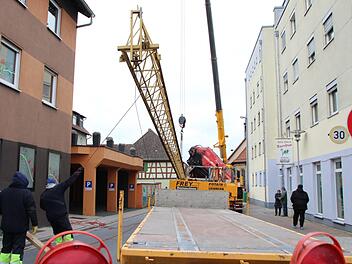 Viele Arbeiter waren am Donnerstag am Boden und in der Luft im Einsatz, um den Kran am Kreiskrankenhaus St. Anna abzubauen. Fotos: Franziska Rieger