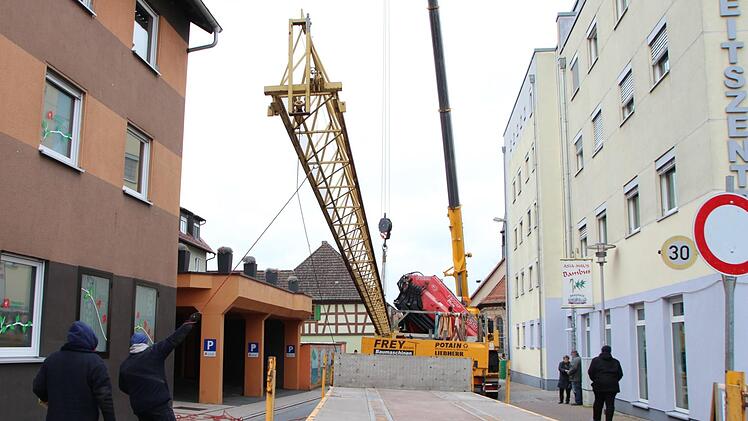 Viele Arbeiter waren am Donnerstag am Boden und in der Luft im Einsatz, um den Kran am Kreiskrankenhaus St. Anna abzubauen. Fotos: Franziska Rieger