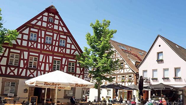 P&uuml;nktlich zur erlaubten Wiederer&ouml;ffnung stellten auch die HerzoBar und das Eiscaf&eacute; wieder ihre Tische im vorgeschriebenen Abstand auf den Marktplatz. Wenn der Stadtrat zustimmt, wird f&uuml;r 2020 keine Sondernutzungsgeb&uuml;hr erhoben. Foto: Richard S&auml;nger