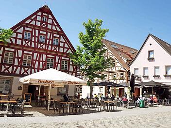Pünktlich zur erlaubten Wiedereröffnung stellten auch die HerzoBar und das Eiscafé wieder ihre Tische im vorgeschriebenen Abstand auf den Marktplatz. Wenn der Stadtrat zustimmt, wird für 2020 keine Sondernutzungsgebühr erhoben. Foto: Richard Sänger