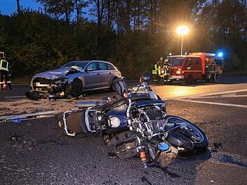 Autofahrer übersieht Motorrad beim Abbiegen: 55-jähriger Motorradfahrer tödlich verletzt