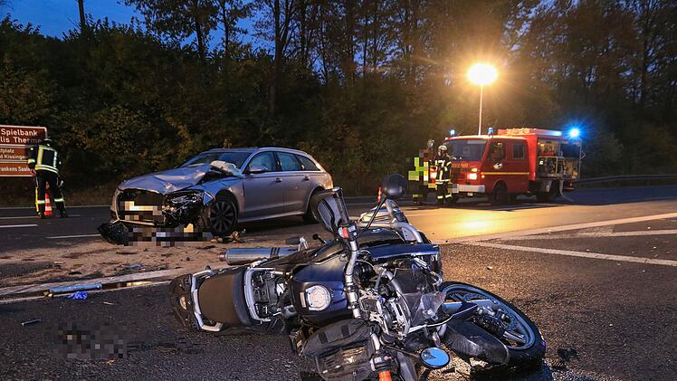Autofahrer übersieht Motorrad beim Abbiegen: 55-jähriger Motorradfahrer tödlich verletzt