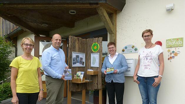 Michael Dohrmann &uuml;bergab die Biosph&auml;ren-Ecke an Monika Enders (von links), B&uuml;rgermeisterin Birgit Erb und Marisa Herbert. Foto: Leonard Helfrich