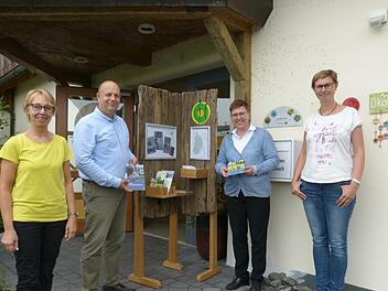 Michael Dohrmann &uuml;bergab die Biosph&auml;ren-Ecke an Monika Enders (von links), B&uuml;rgermeisterin Birgit Erb und Marisa Herbert. Foto: Leonard Helfrich