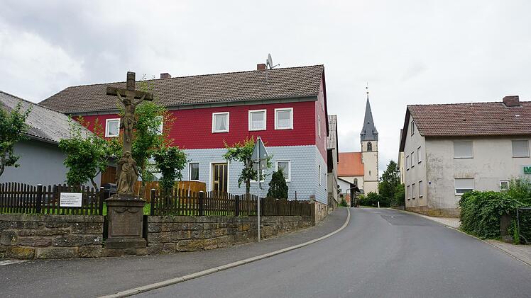 Die Ortsdurchfahrt von Breitenbach. Schlechter baulicher Zustand und Verkehrsbelastung durch das Gewerbegebiet setzen den Bürgern zu.