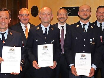 Für langjährige Dienstzeit wurden (vorne, von links) Joachim Hübner, Wolfgang Größl, Markus Kolb und Frank Pausch geehrt. Es gratulierten (von links) Vorsitzender Jörg Kolb, Bürgermeister Harald Hübner, stellvertretender Landrat Jörg Kunstmann und...